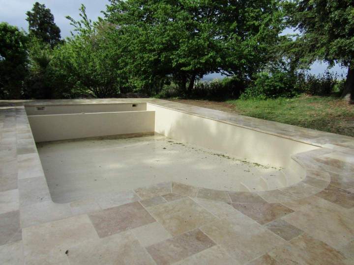 Nouveau bassin vide Coutras