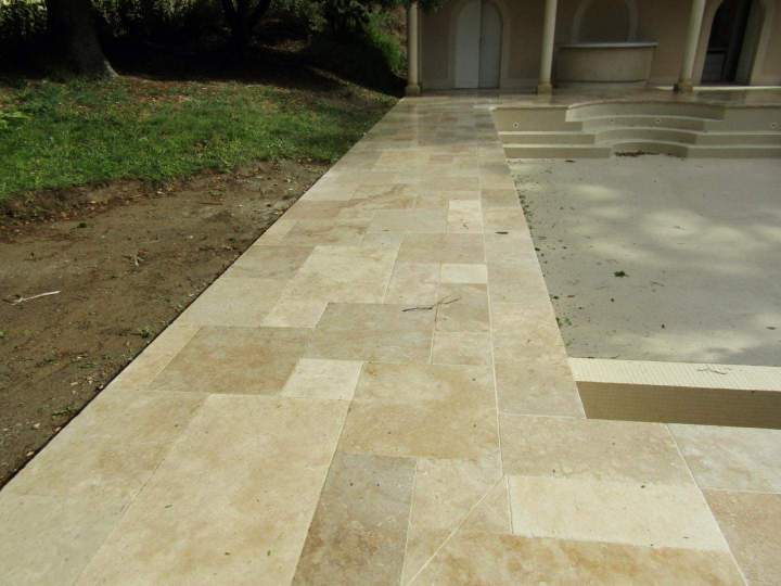 Plage de piscine carrelée Coutras