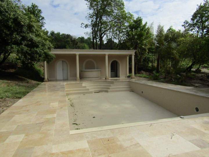 Espace piscine en cours de construction Coutras